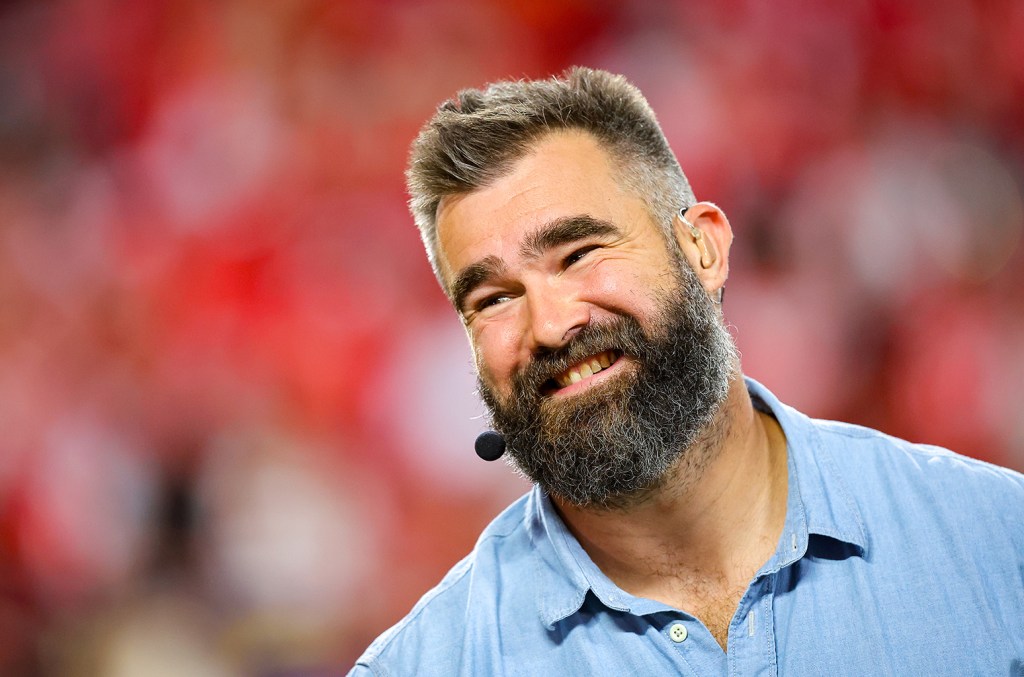 Jason Kelce, Lane Johnson et Jordan Mailata célèbrent la période des fêtes avec l'album « A Philly Special Christmas Party » : diffusez-le maintenant