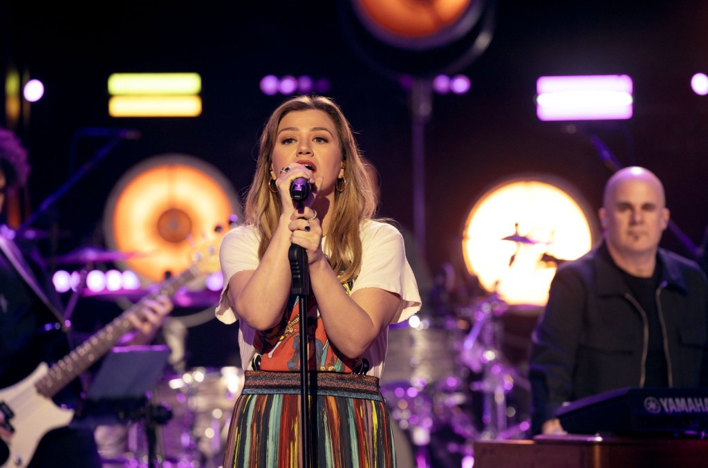 Kelly Clarkson canalise un collègue génial avec la reprise de "All By Myself" de Céline Dion