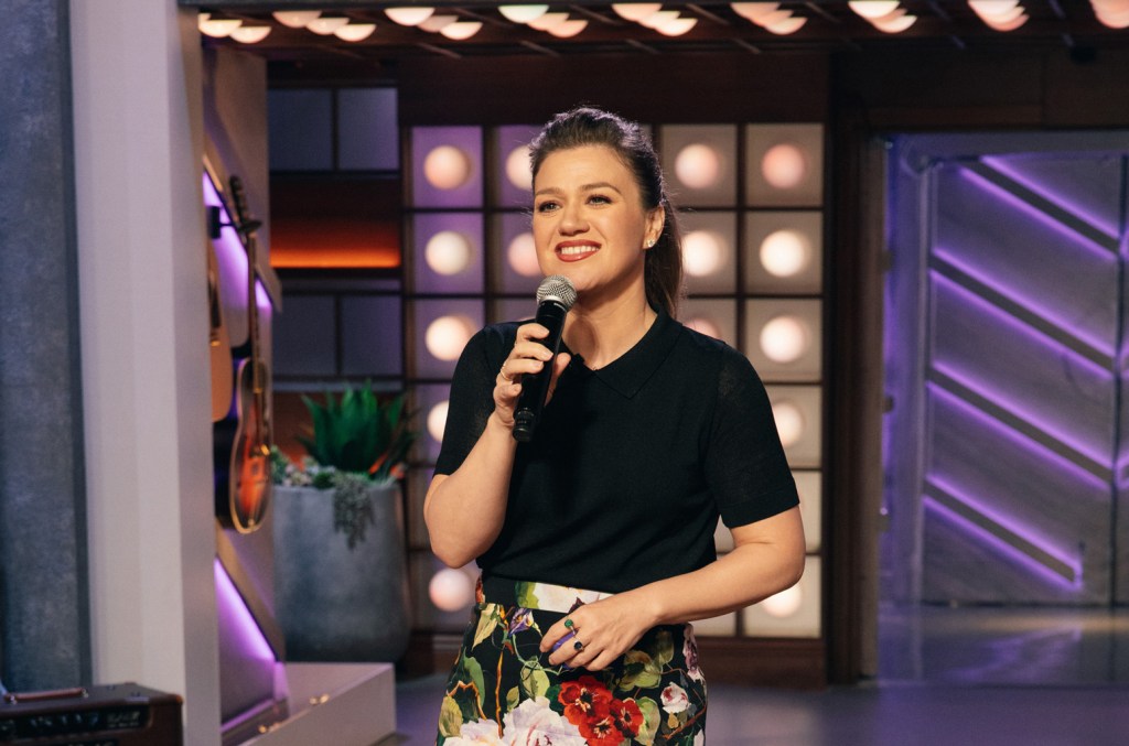 Kelly Clarkson danse au « Pink Pony Club » avec la reprise de Chappell Roan