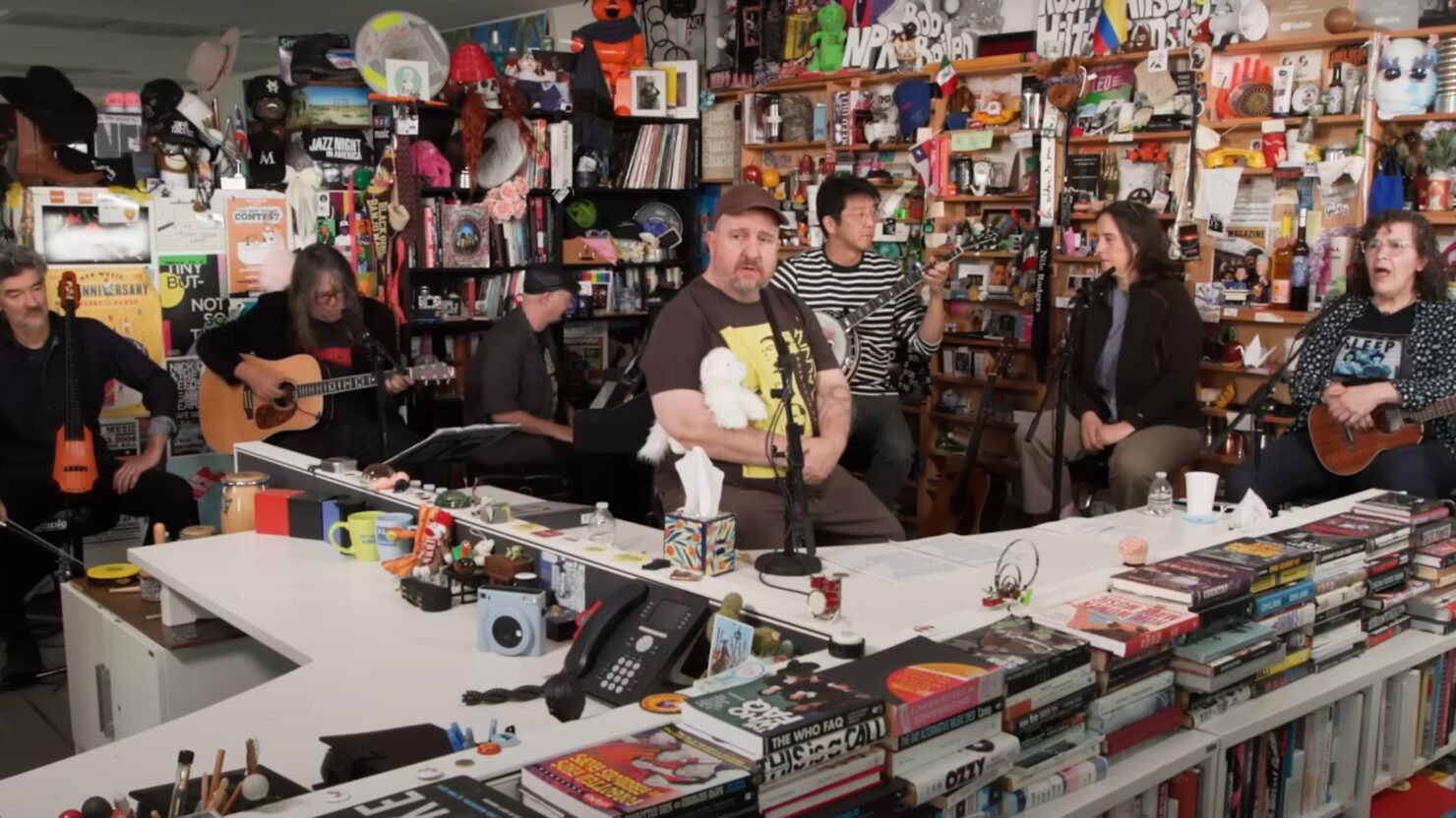 Les champs magnétiques amènent la tournée du 25e anniversaire de « 69 Love Songs » au « Tiny Desk Concert »