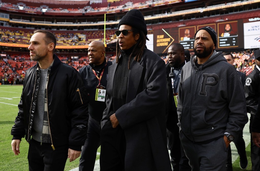Les fans réagissent à la présence de Jay-Z au match Washington Commanders contre Dallas Cowboys