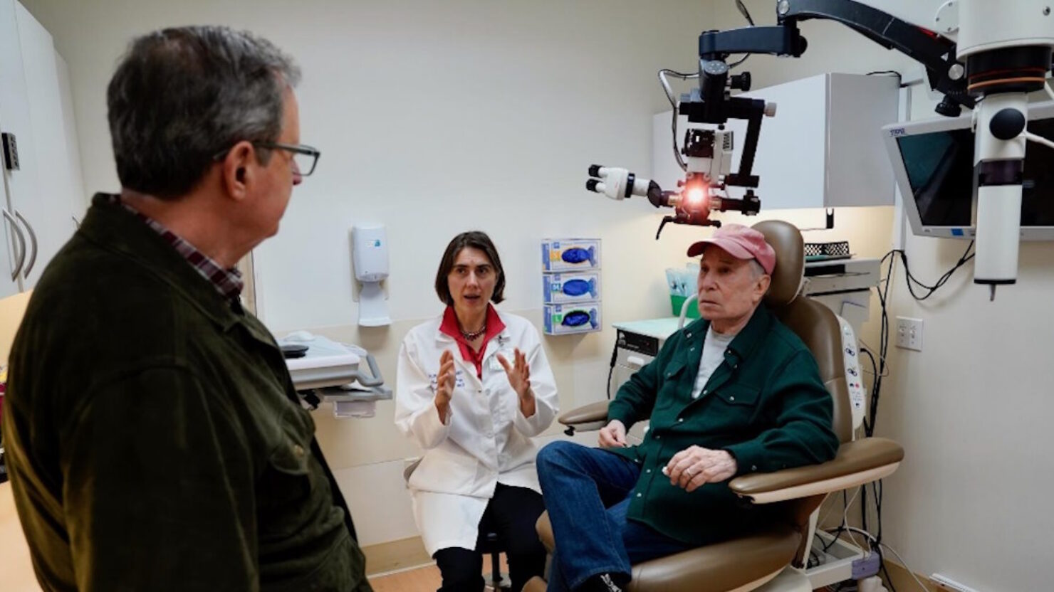 Paul Simon partage une mise à jour sur la perte auditive et révèle une chanson qu'il ne jouera plus