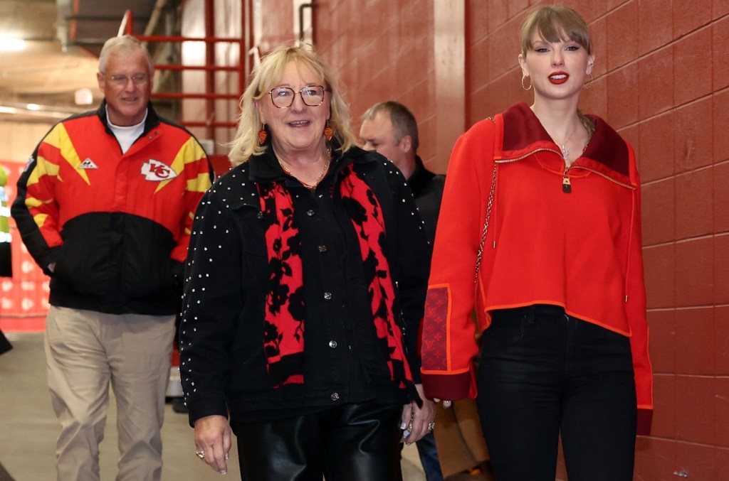 Taylor Swift assiste au match Chiefs-Raiders à KC avec Donna, la mère de Travis Kelce