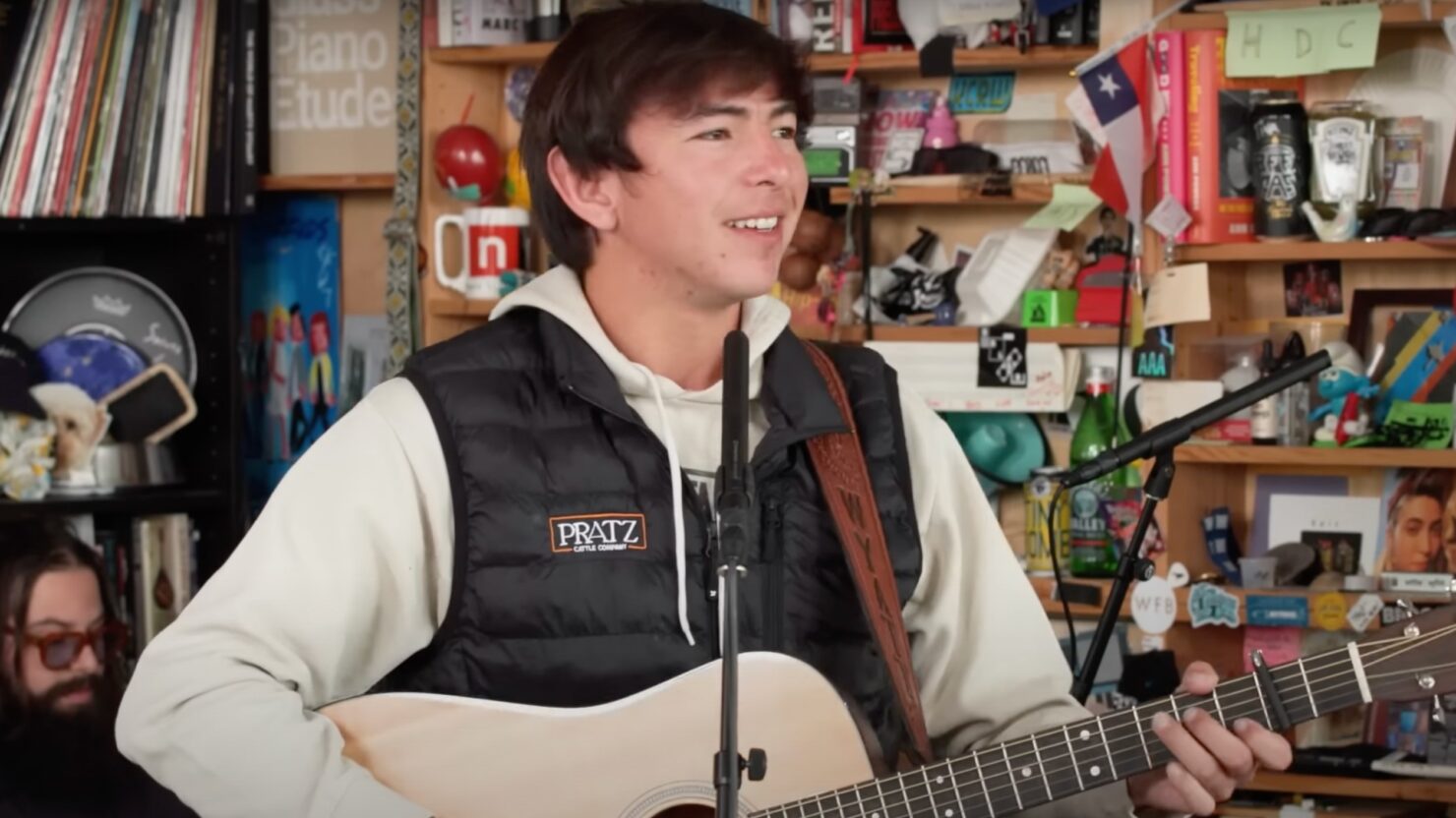Wyatt Flores impressionne avec les joyaux de « Welcome To The Plains » lors du « Tiny Desk Concert »