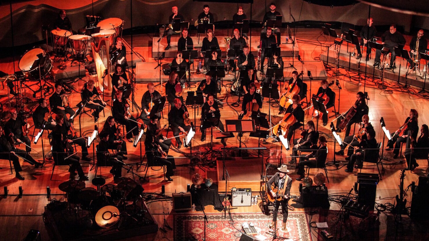 Gregory Alan Isakov prépare la tournée de l'orchestre symphonique en 2025