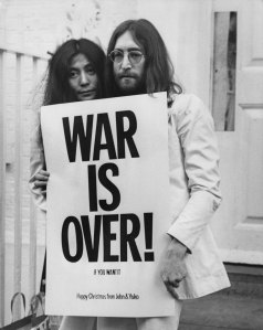 Yoko Ono et John Lennon posent sur les marches de l'immeuble Apple à Londres en décembre 1969.