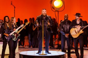 Teddy nage aux Billboard Music Awards 2024 à Los Angeles.