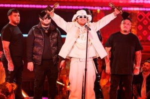 Jesus Ortiz Paz et Fuerza Regida aux Billboard Music Awards 2024 à Los Angeles.