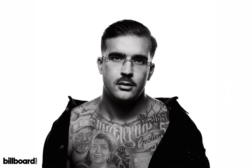 Geolier est le plus grand artiste italien de 2024 — mais bien qu'il fasse du hip-hop, il ne rappe pas en italien