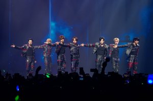 Renjun, Mark, Jisung, Haechan, Jaemin, Chenle et Jeno de NCT Dream se produisent au Wembley Arena le 12 novembre 2024 à Londres, en Angleterre. (Photo de Joseph Okpako/Getty Images)