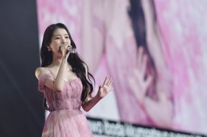 IU se produit lors du « IU HEREH WORLD TOUR » 2024 au Prudential Center le 15 juillet 2024 à Newark, NJ.