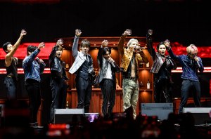 San, Choi Jong-ho, Kang Yeo-sang, Jeong Yun-ho, Wooyoung, Song Min-gi, Seonghwa et Song Min-gi d'ATEEZ se produisent à la tente Sahara lors du festival de musique et d'arts de la vallée de Coachella 2024 à l'Empire Polo Club le 19 avril 2024 à Indio, Californie.