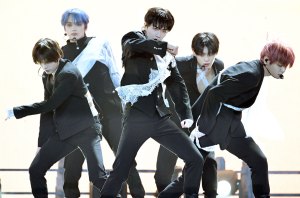 TXT se produit lors de la présentation du nouveau mini-album de TXT « minisode 3 : TOMORROW » au centre de remise en forme Hwajung à Seongbuk-gu le 1er avril 2024 à Séoul, Corée du Sud. (Photo du Chosunilbo JNS/Imazins via Getty Images)