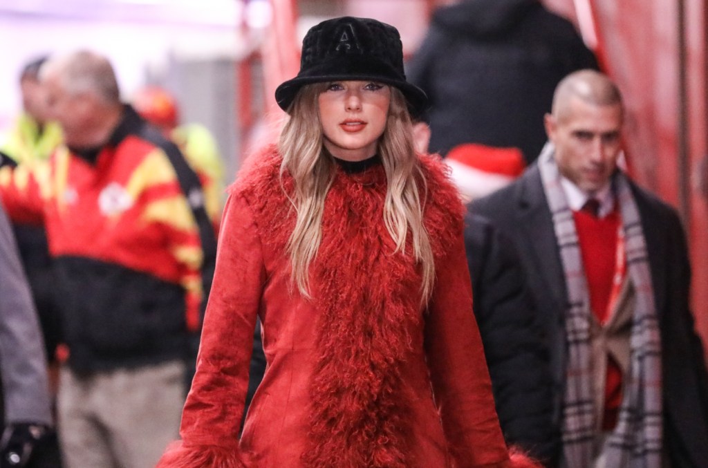 Taylor Swift arrive au match des Chiefs avec un manteau en fausse fourrure rouge