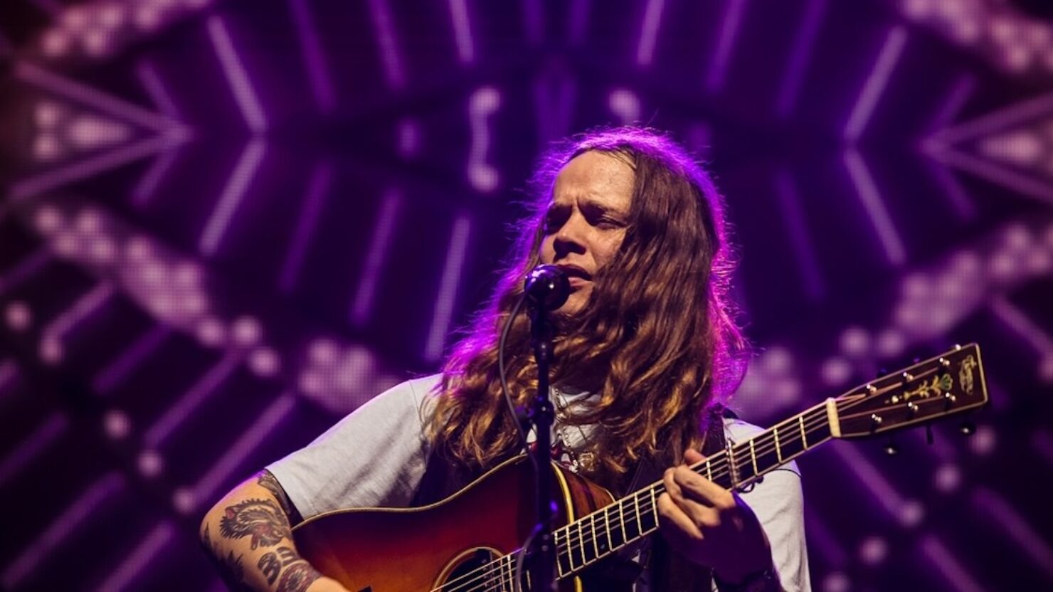 Billy Strings fait ses débuts avec les reprises de Townes Van Zandt et Tony Rice à la Nouvelle-Orléans