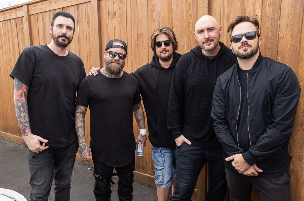 Breaking Benjamin en tête du classement des diffusions rock grand public avec « Awaken »