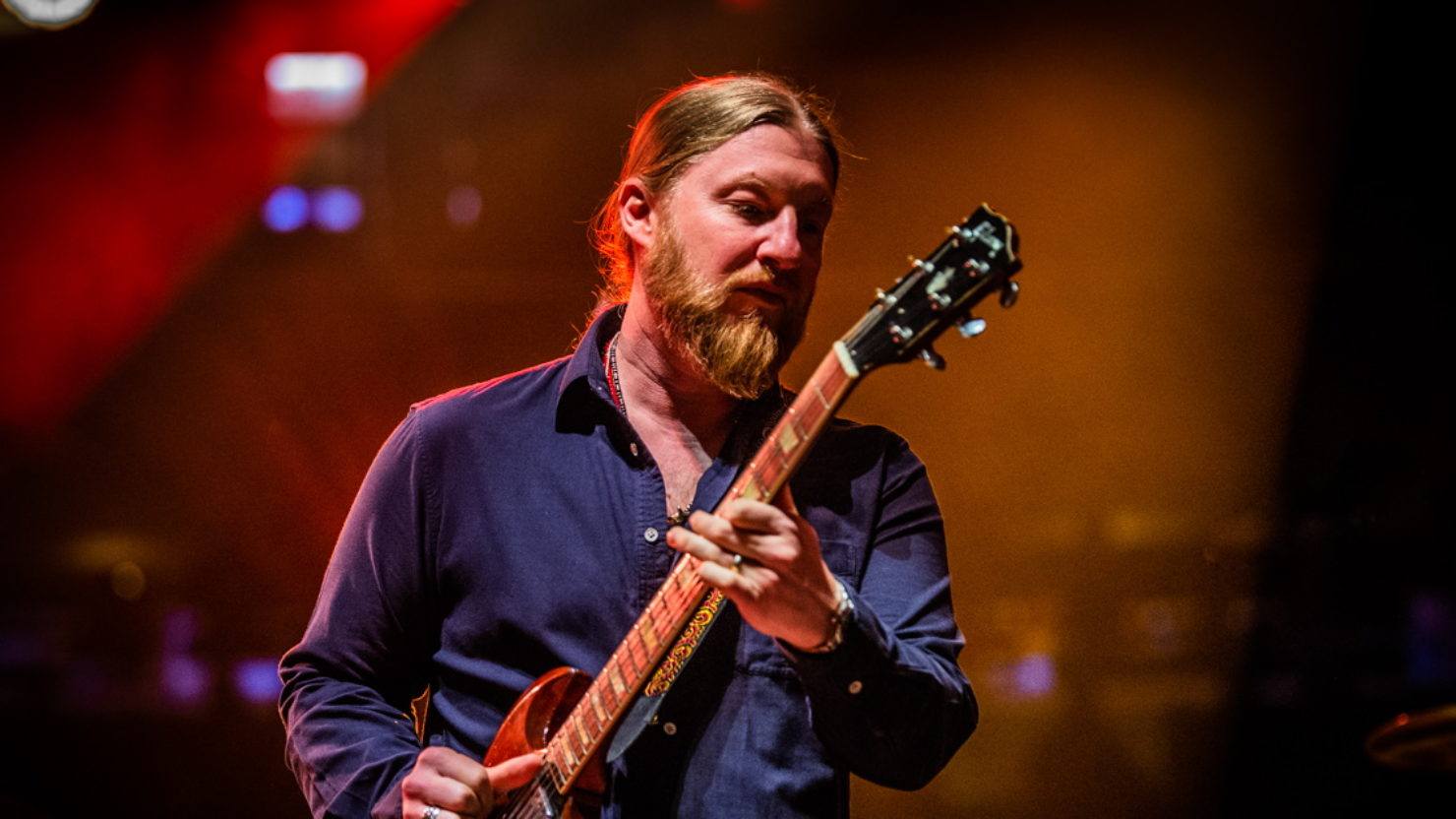 Derek Trucks réfléchit à la tournée avec Eric Clapton pour "Shred With Shifty"