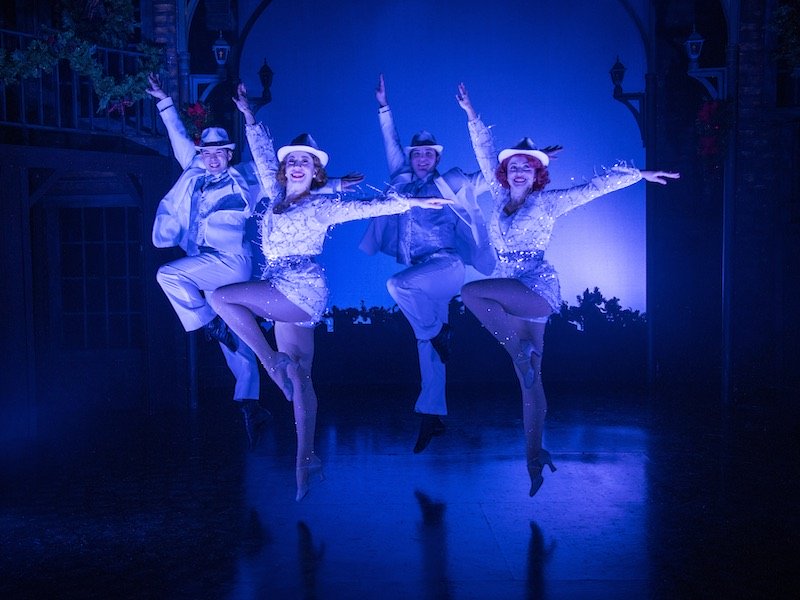 Des danses spectaculaires donnent naissance au « Noël blanc » au Classic Theatre of Maryland
