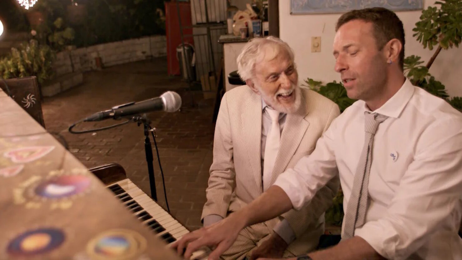 Dick Van Dyke, 98 ans, brille dans la vidéo réconfortante "All My Love" de Coldplay