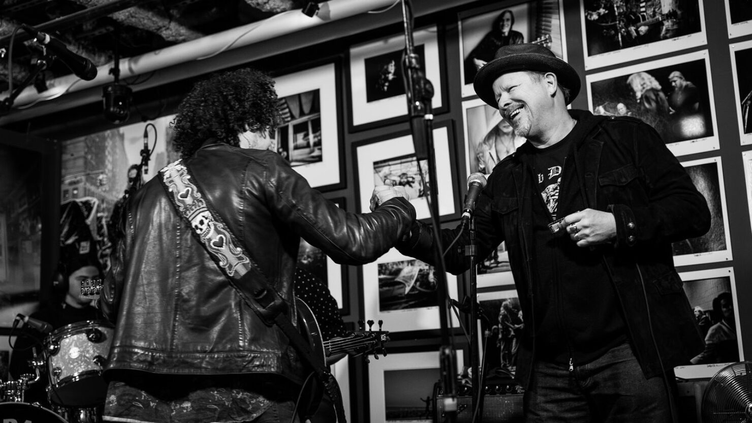 Dogs In A Pile Team avec les membres de Danny Clinch et Sun Ra Arkestra pour une session surprise de diffusion en direct