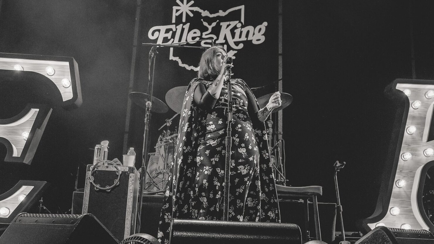 Elle King réfléchit à l'incident de Dolly Tribute dans une chanson
