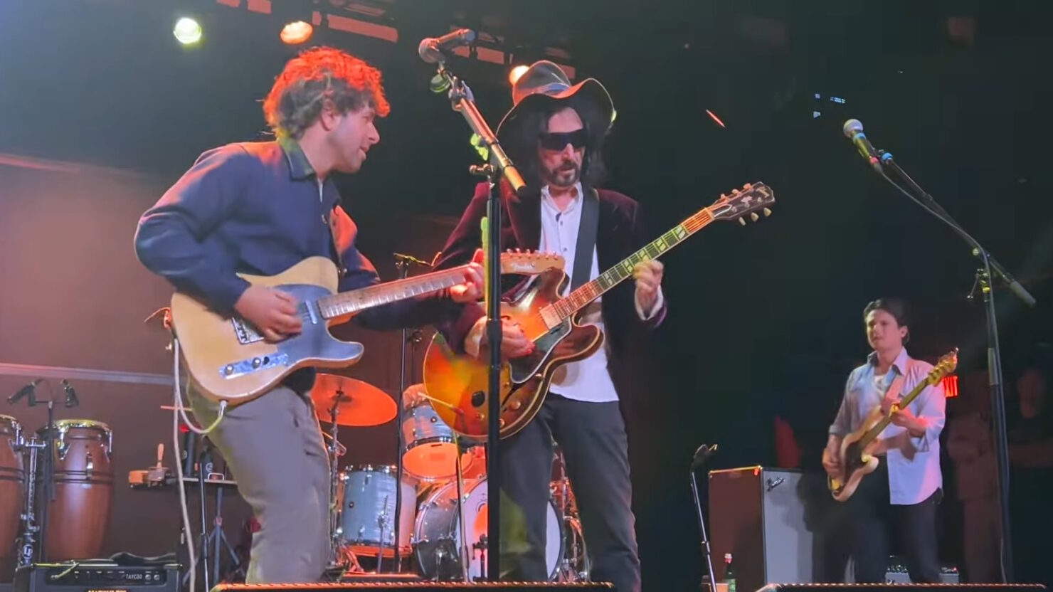 John C. Reilly, Mike Campbell, Eric Krasno et d'autres rejoignent Dawes pour le concert « Christmas In LA »