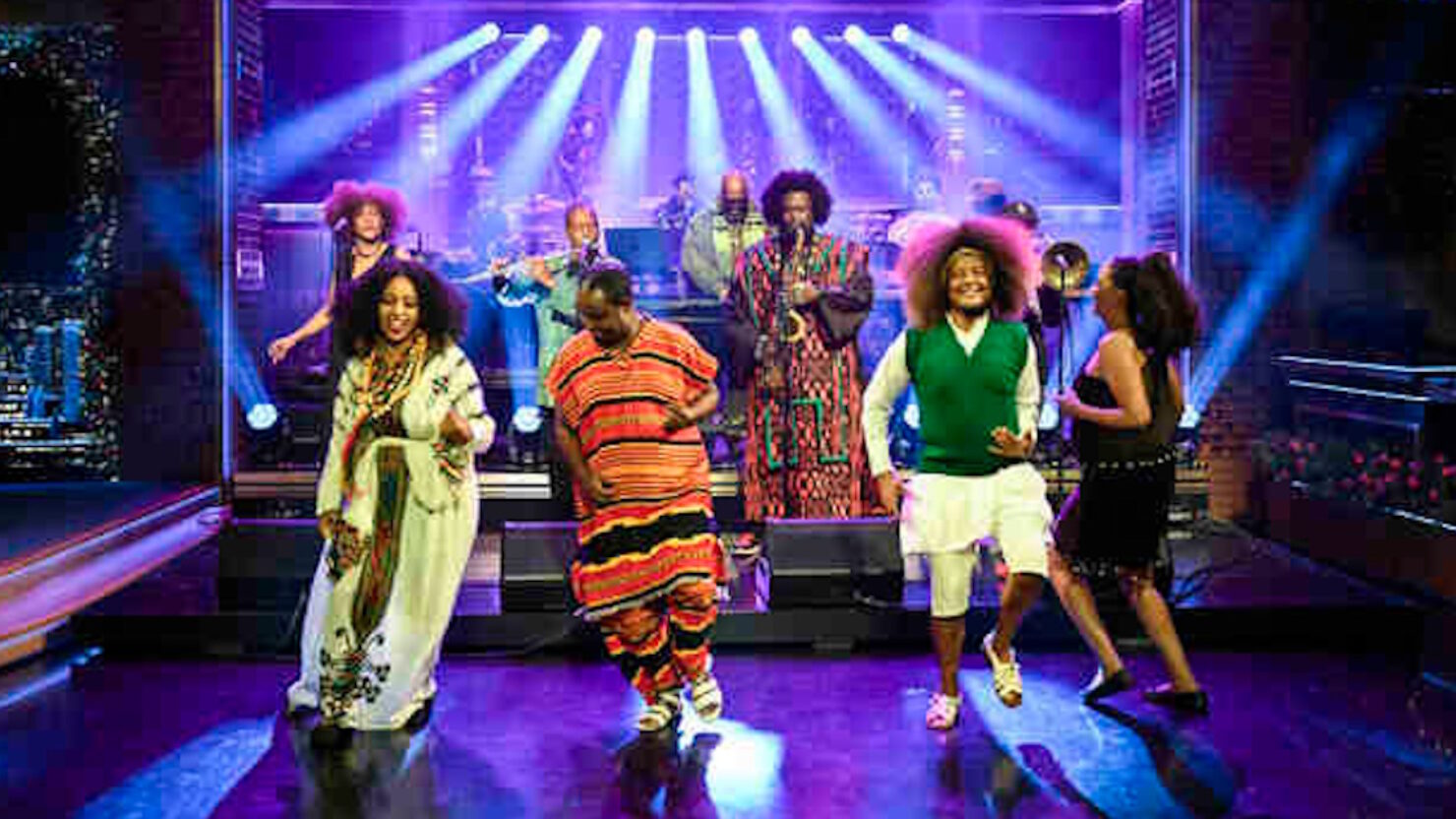 Kamasi Washington et les danseurs éthiopiens apportent un « mouvement intrépide » à « Fallon »