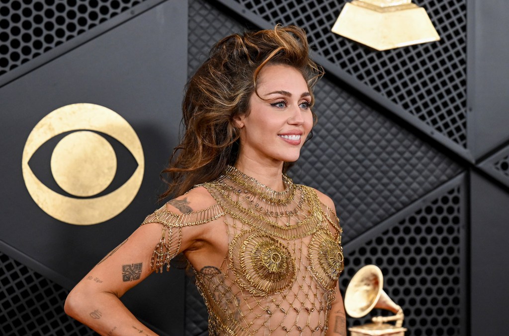 Miley Cyrus réagit à la nomination aux Golden Globes 2025 et crie « gracieuse » à Pamela Anderson