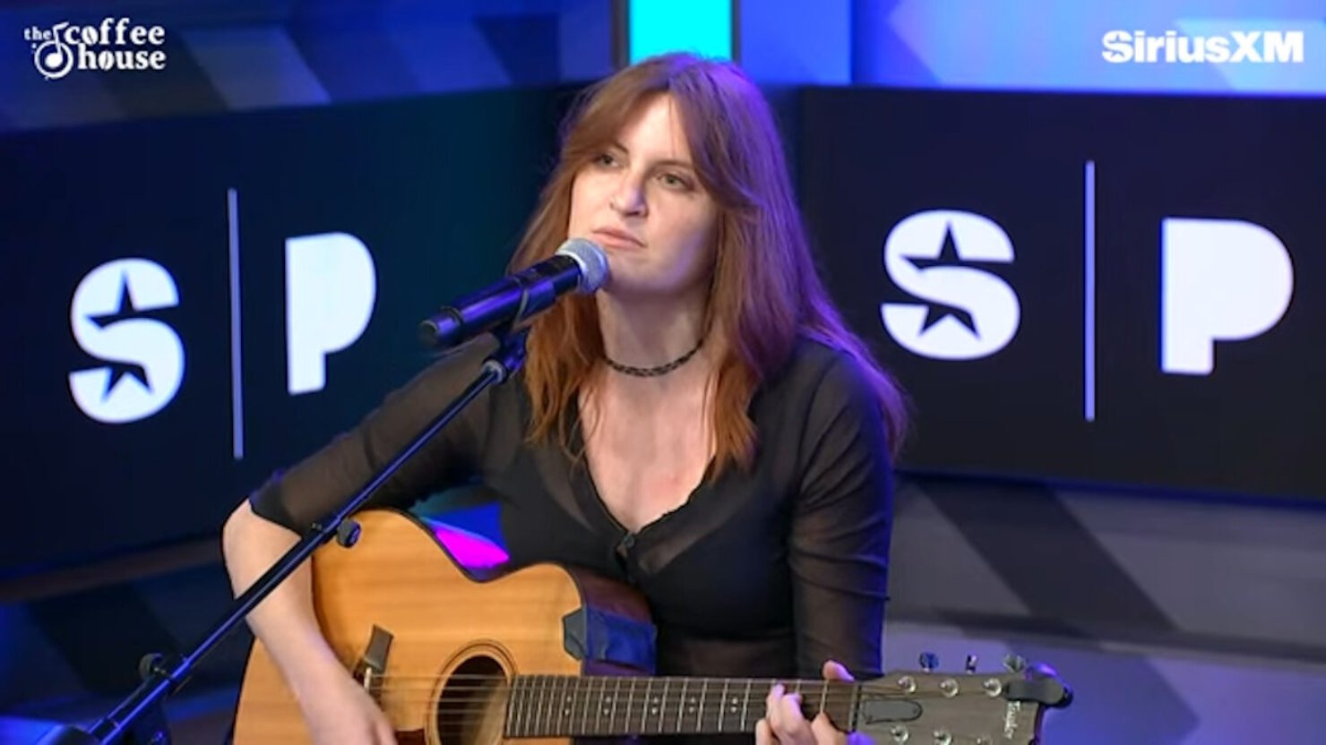 Regardez Katie Gavin de MUNA transformer un classique de Madonna pour la session SiriusXM