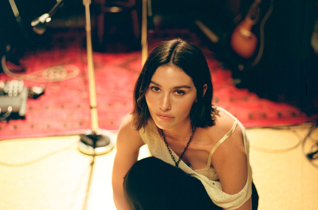 "That's So True" de Gracie Abrams arrive pour la quatrième semaine consécutive au sommet du classement des célibataires britanniques