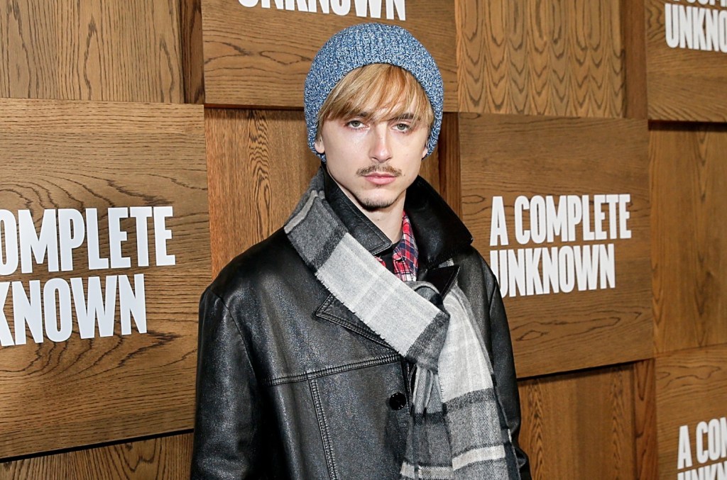 Timothée Chalamet incarne le look blond de Bob Dylan lors de la première de "A Complete Unknown" à New York