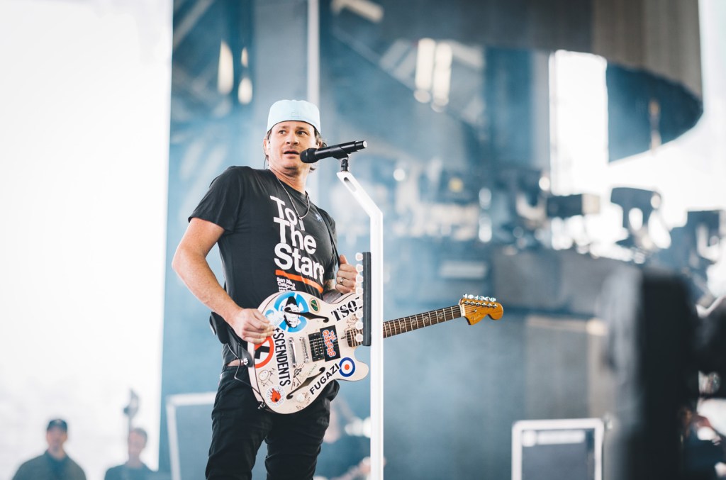 Tom DeLonge de Blink-182 partage sa théorie sur les observations de drones dans le New Jersey