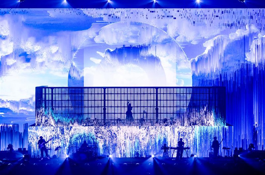 Ado trouve le courage de découvrir sa volonté et son essence grâce à la tournée « Profil de Mona Lisa »