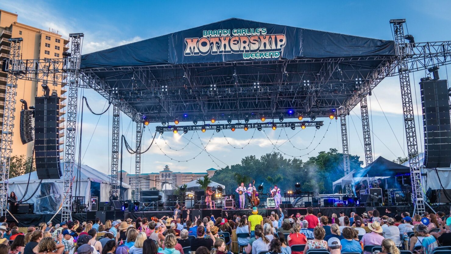 Brandi Carlile enrôle Alanis Morissette, Joy Oladokun, Dawes et plus pour le week-end 2025
