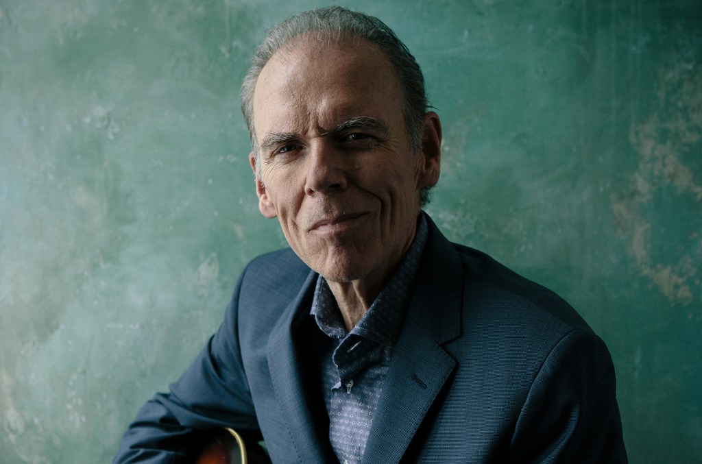 AMERICANAFEST présentera un hommage pré-Grammy aux chansons de John Hiatt