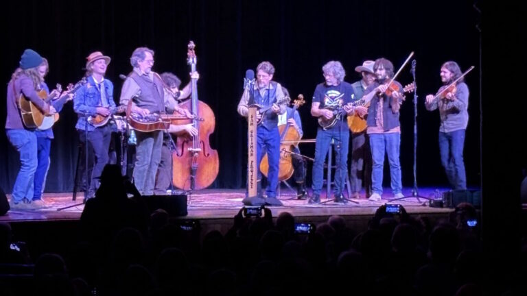 Billy Strings, Gillian Welch et David Rawlings font des apparitions surprises aux débuts du All-Star Ryman Auditorium du Sam Grisman Project