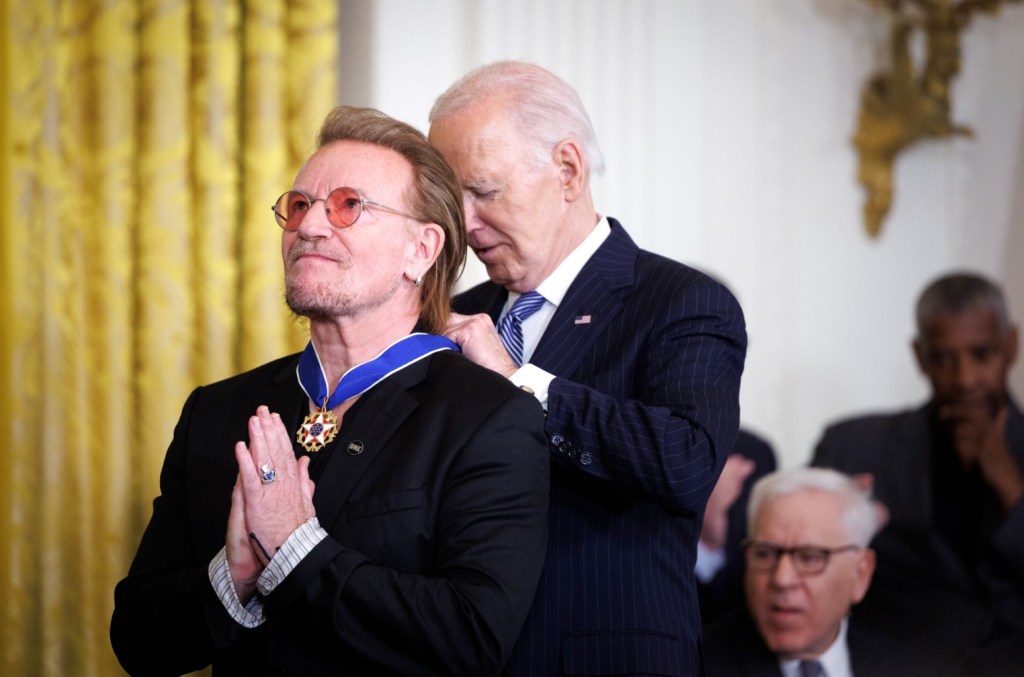 Bono de U2 parmi les 19 lauréats qui recevront la Médaille présidentielle de la liberté en 2025