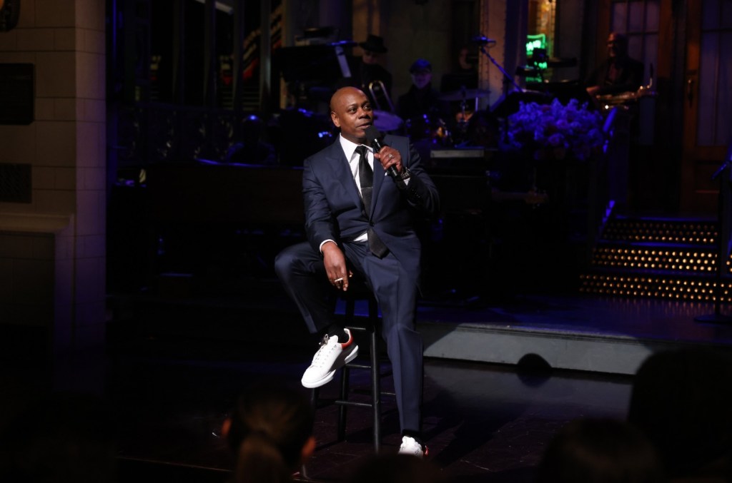 Dave Chappelle rôtit les soirées Freak-Off de Diddy dans un monologue hilarant « SNL » : regardez