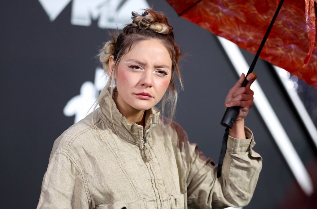 Gracie Abrams, Dora Jar réagit à la pétition de Fan pour remplacer le pot comme ouvre-tournée