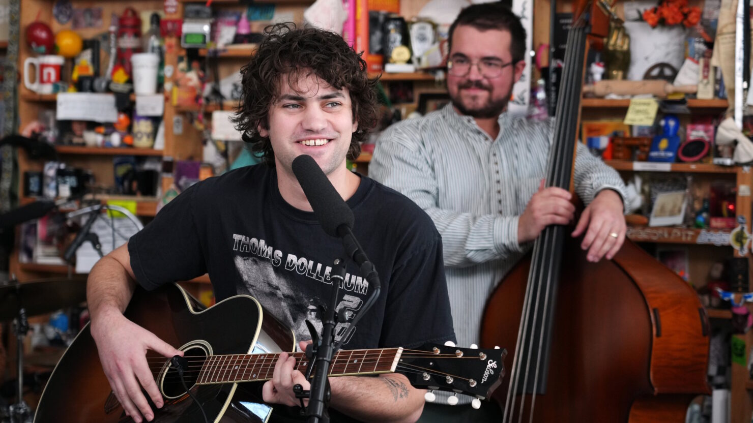 MJ Lenderman ajoute 2025 Dates de la tournée nord-américaine et fait des débuts «Tiny Desk»