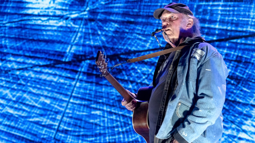 Neil Young se retire de Glastonbury 2025 : "C'est un refus des entreprises"