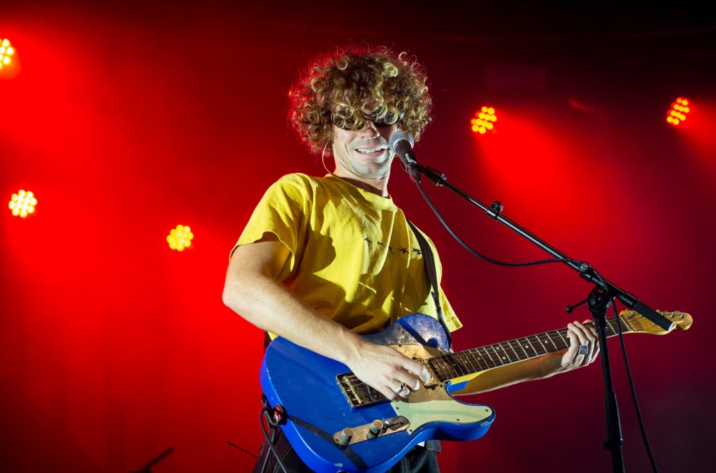 Presque lundi se classe premier au premier rang du classement Billboard avec « Can't Slow Down »