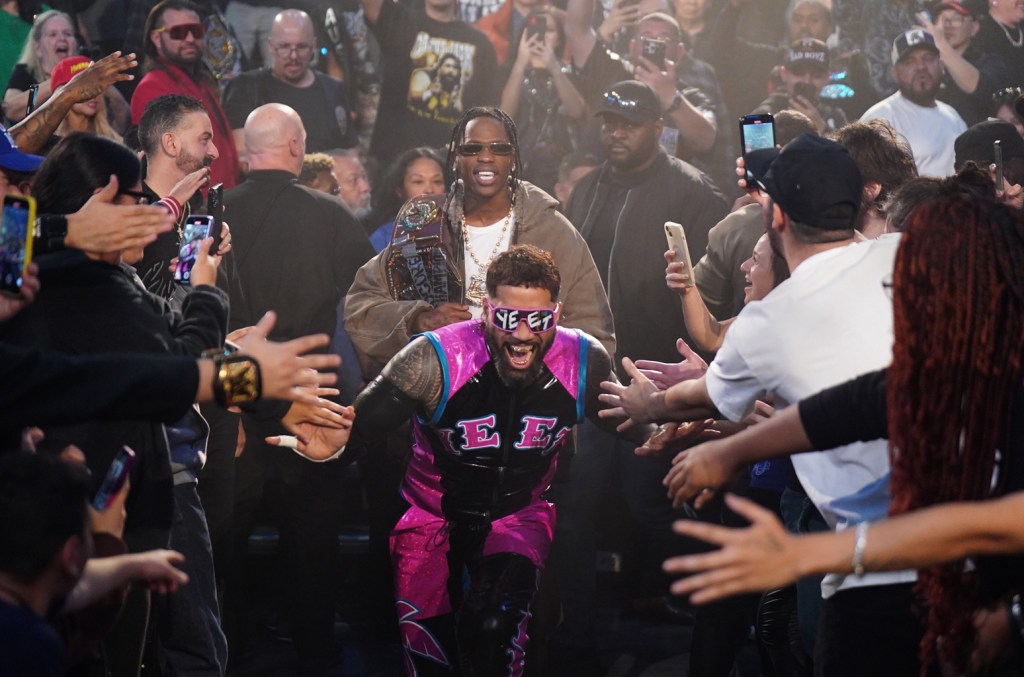 Travis Scott escorte Jey Uso de la WWE pour sonner avec un joint apparent à la main : regardez