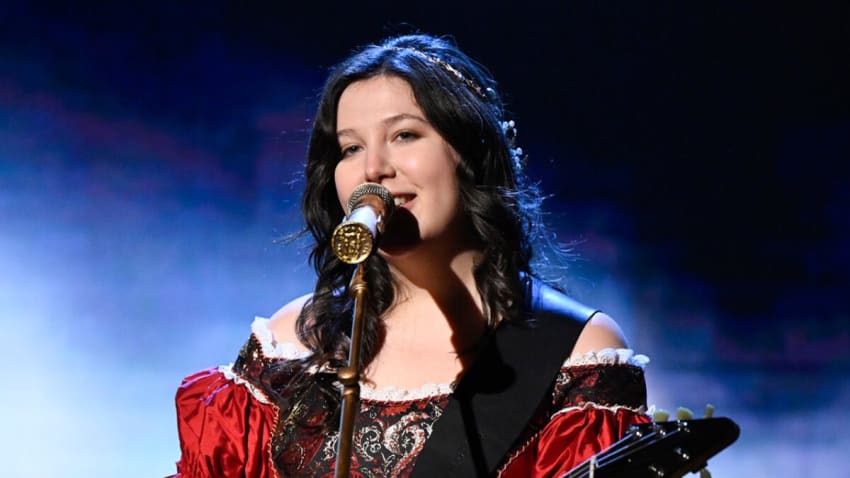 Regardez Lucy Dacus faire ses débuts sur le nouveau single `` Ankles '' avec une section de cordes sur «Fallon»