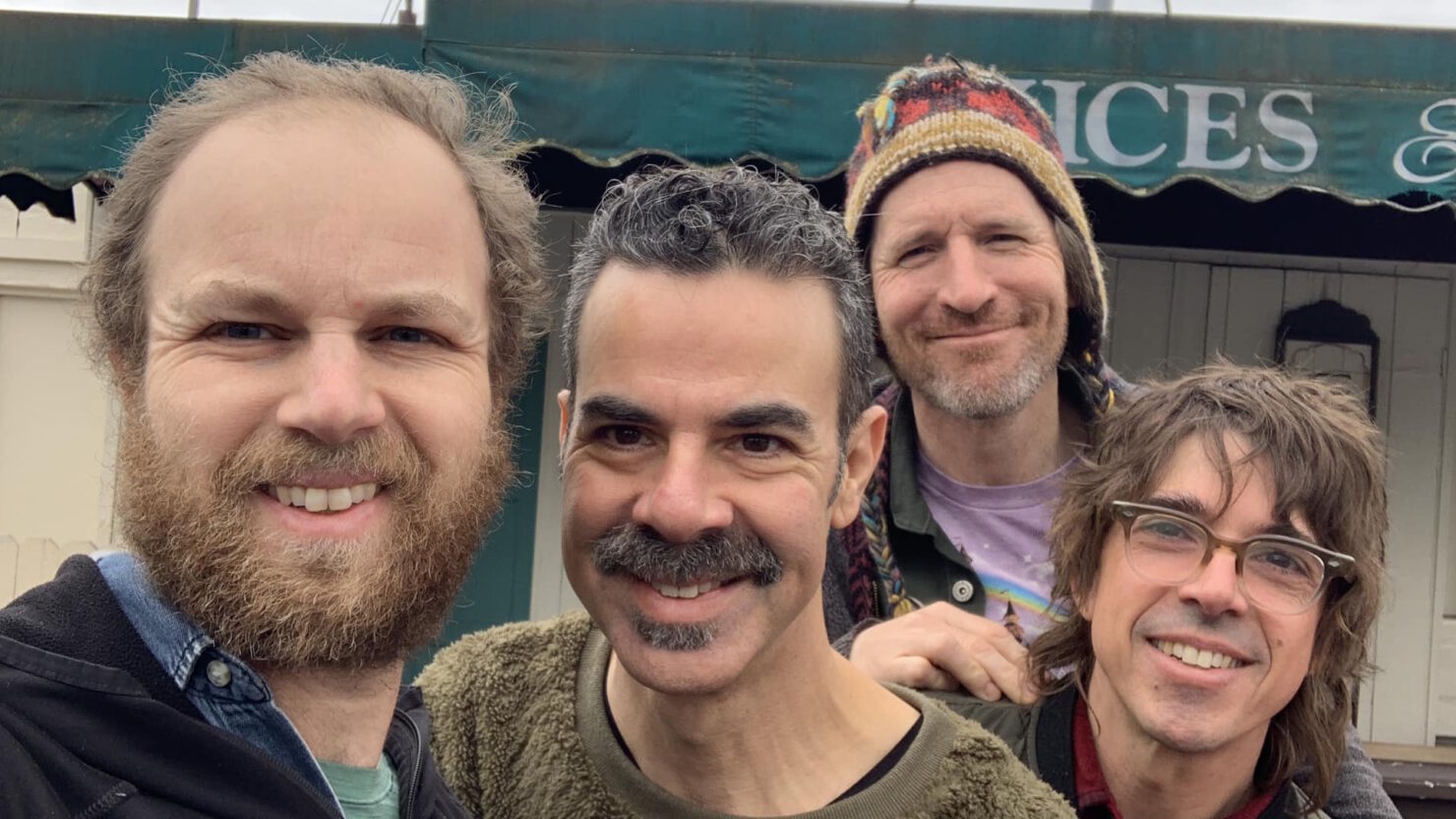 Alo trouve `` l'espace entre les cadres '' avec du nouveau single groovy