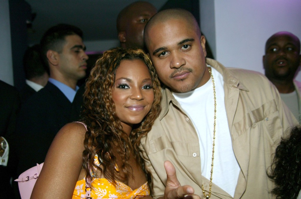 Ashanti réagit à la mort d'Irv Gotti en hommage émotionnel: «Nous avons fait l'histoire»