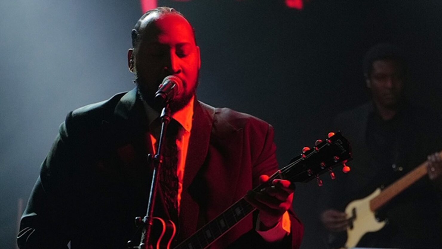 Bartees Strange dévoile infectieuse 'Bantseat Banton' single sur 'Jimmy Kimmel Live'