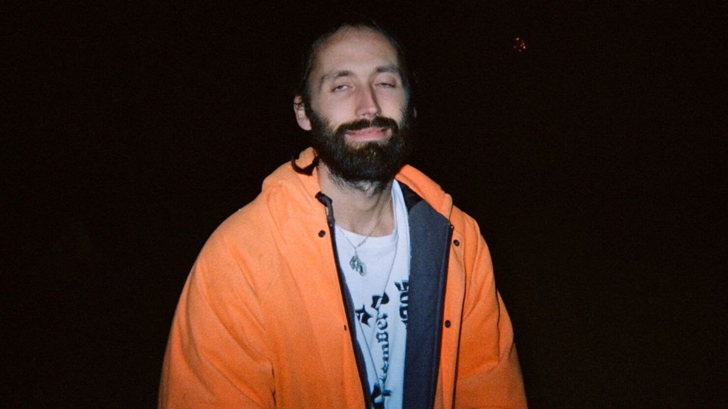 James Krivchenia et le bassiste Sam Wilkes de Big Thief sont des `` probablement des sorciers '' sur un nouveau single