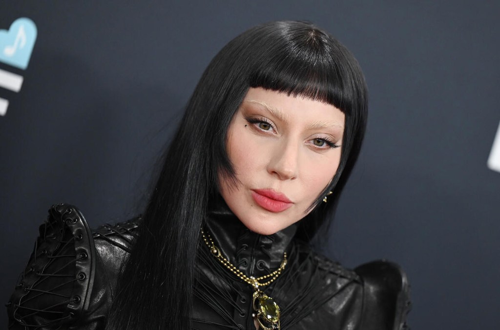 Lady Gaga taquine apparemment les paroles de l'album `` Mayhem '' avec des lettres flottantes mystérieuses sur son site Web