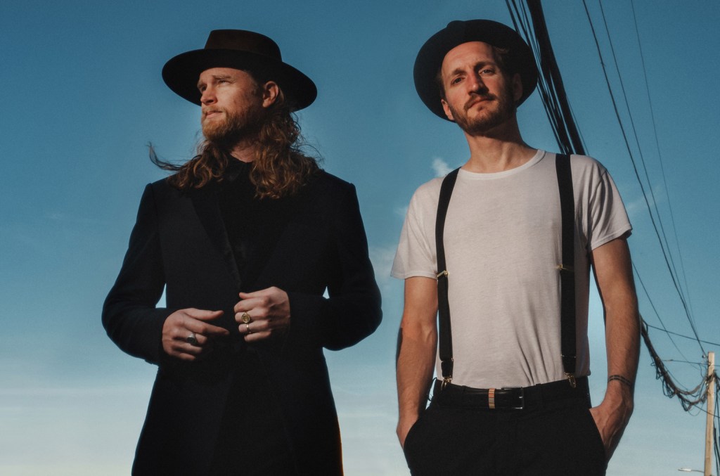 Les Lumineers débarquent le huitième aérément alternatif adulte n ° 1 avec `` même vieille chanson ''